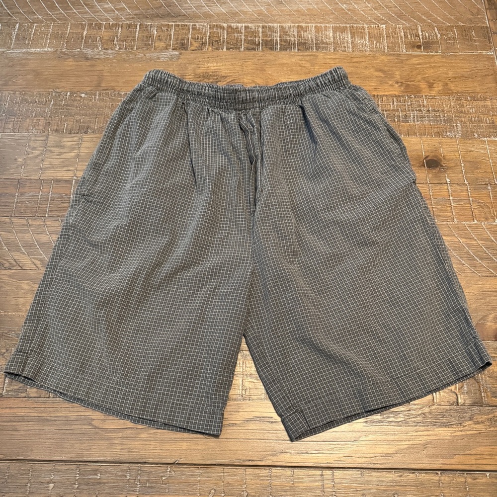 Men's Gray Checkered Shorts M cotton Basic Editions Hole on Right Rear Pocket